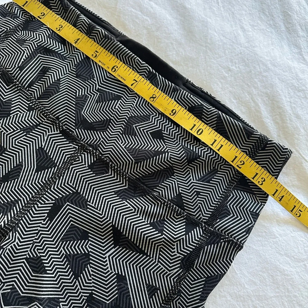 Lululemon Geometric Leggings, size 6 - Picture 8 of 10